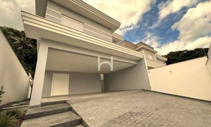 Casa  à venda em Joinville-SC, no bairro Glória: 4 quartos, 2 suítes, 2 salas, 4 banheiros, 3 vagas