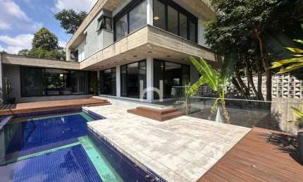 Imponente residência de 4 quartos na América, Joinville-SC: 3 suítes, 2 salas, 4 banheiros, 2 vagas e 670m². Venha visitar!