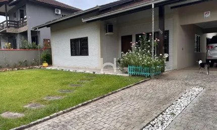 Casa à venda em Joinville-SC, bairro Glória: 3 quartos, 1 suíte, 2 salas, 3 banheiros, 2 vagas de garagem, terreno amplo