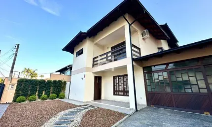 Casa com 4 quartos à venda na Rua Assis Brasil, 92, Saguaçu, Joinville, 232 m2 por R$ 1.350.000