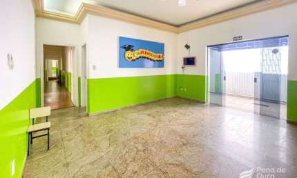 Casa espaçosa à venda em frente a Praça João Pessoa