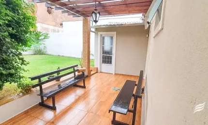 Linda Casa à Venda no Bairro Iporã com 03 Quartos e Charmoso Quintal