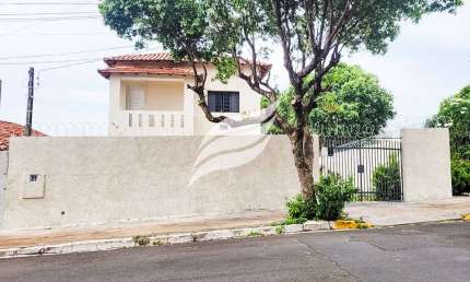 Sobrado 02 suítes à venda na rua Tiradentes em Araçatuba