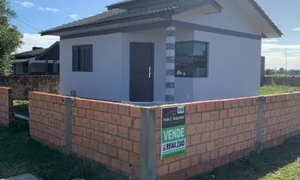 Casa de Alvenaria Escriturada e Averbada com:  1 dormitório,  sala e cozinha conjugada e  banheiro social