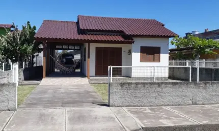 Casa com piscina  a 150 metros do mar com:  03 Dormitórios 01 Banheiro Sala Cozinha Conjugada Edícula toda fechada com área gourmet.
