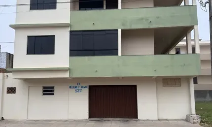 Apartamento mobiliado a 80 metros do mar, contendo: 02 dormitórios 01 banheiro Sala e cozinha conjugadas 01 vaga de garagem coberta Escriturado e Registrado! Apto para financiamento bancário.