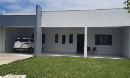 Casa de alvenaria, com: - 04 dormitórios - sala - cozinha - 02 banheiros sociais - 03 vagas de garagem - churrasqueira - varanda ampla na frente e atrás Á 250 metros do mar.