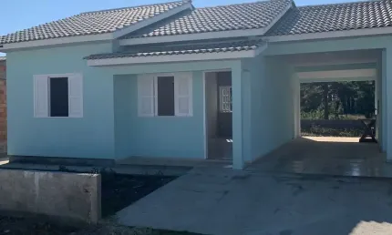 Casa em alvenaria com:  2 dormitorios 1 sala e cozinha conjulgada 1 banheiro 1 lavanderia garagem abera com churrasquera. frente sul 550 metros do mar.