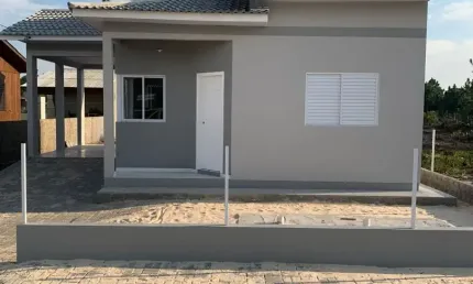 Casa em alvenaria, com: 2 dormitorios 1 sala e cozinha conjulgada 1 banheiro 1 lavanderia garagem abera com churrasquera. frente norte 700 metros do mar.