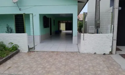 Casa a venda com 3 dormitorios 2 banheiros 2 salas 1 cozinha  edícula com 1 dormitório, banheiro e garagem para 5 veiculos frente oeste