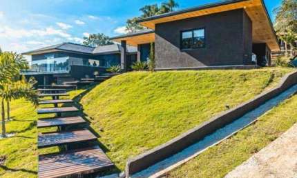Casa luxuosa em condomínio fechado com 3 suítes, piscina, deck e área gourmet à venda em Bragança Paulista, 350 m² - Jardim das Palmeiras