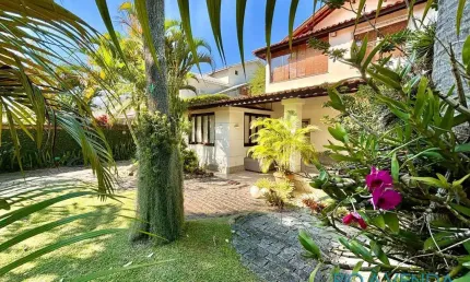 Casa com terreno grande à venda no Rio Mar - Barra da Tijuca
