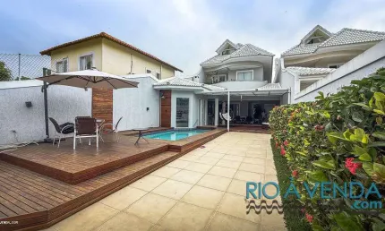 Linda casa moderna à venda na região mais luxuosa da Barra da Tijuca