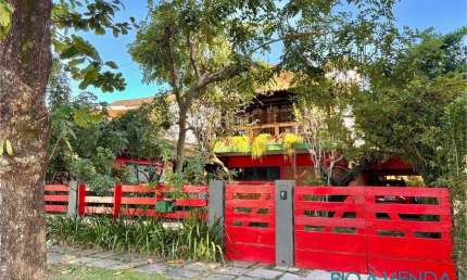 Casa colonial em grande terreno no Condomínio Santa Marina
