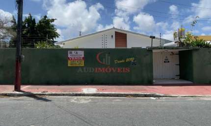 Casa de esquina no bairro Joaquim Távora.Ideal para clínicas, farmácia, e comércio em geral.