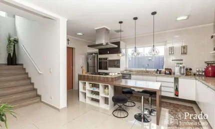Sobrado à venda, 220 m² privativos, 4 dormitórios 1 sendo suíte, 2 vagas, Umbará, Curitiba, PR