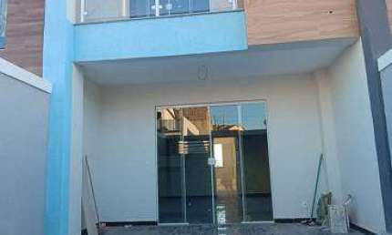 BAIRRO OITICICA -CASA COM 100 METROS QUADRADOS EM FINO ACABAMENTO/ DUAS SUÍTES, ACEITA FINANCIAMENTO BANCÁRIO.