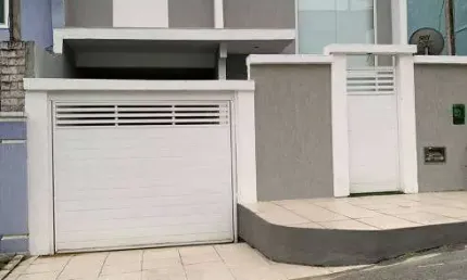Casa de 3 quartos em condomínio; casa com 3 quartos na Estrada do Mendanha, Campo Grande RJ.