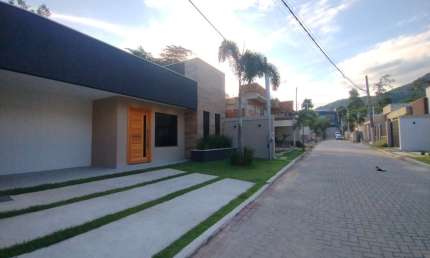 Casa Linear com 3 Quartos (1 Suíte) em Condomínio Fechado – Rio da Prata, Campo Grande