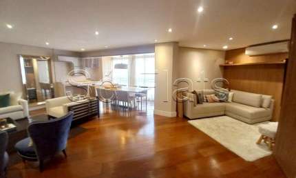 Lindo flat disponível para locação em Moema, alto padrão, prox ao Shopping Ibirapuera.