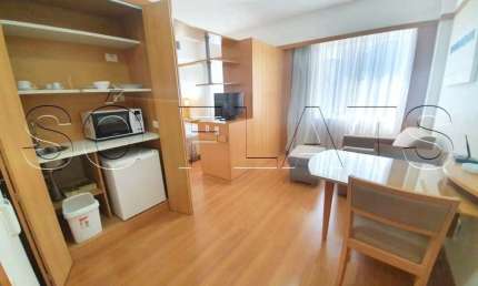 Flat em andar alto, arejado, muito bem mobiliado para locação nos Jardins.