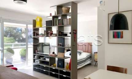 Apto para locação no Home Design, contendo 49m², 1 dormitório, 1 vaga de garagem e mobília completa.