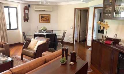 Em Moema, flat com 03 dorms, alto padrão, prox ao Shopping e Avenida Ibirapuera