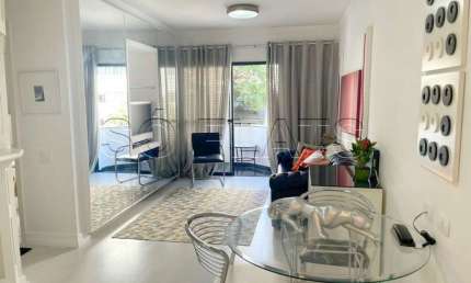 Flat estilo residencial disponível locação próximo a Faria Lima e Nove de Julho.