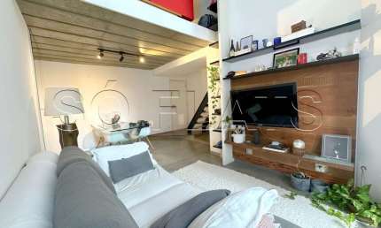 Apartamento duplex com 01 dormitório na Av Jamaris, próximo ao Metrô Moema, disponível para locação.