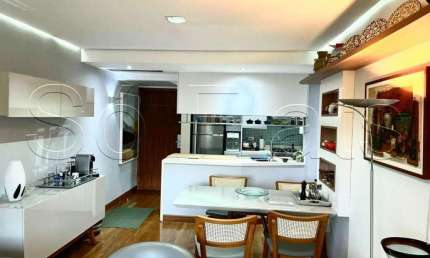 Flat de alto padrão em Pinheiros totalmente mobiliado e com serviços, disponível para locação.