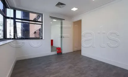 Sala comercial com excelente localização no itaim bibi contendo 67m², disponível para locação.