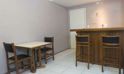 Flat de 42m²  mobiliado com 1 dormitório com quarto e sala separados.