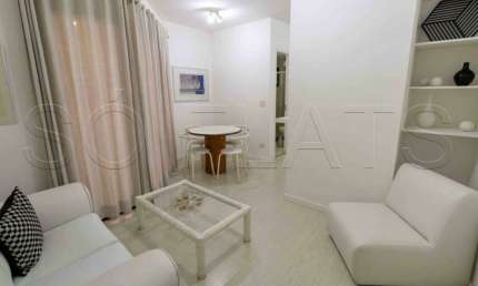 Flat em Moema, próximo a Av. Sto Amaro, rápido acesso a Vila Olímpia e Itaim. Consulte-nos.