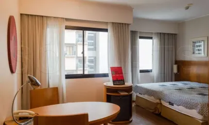 Lindo flat totalmente mobiliado em Moema com boa localização ao lado da Avenida Santo Amaro.