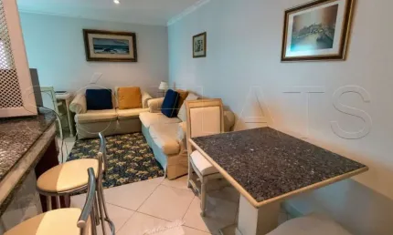 Flat com 1 dormitório, lavanderia coletiva e vaga de garagem com quarto separado da sala.