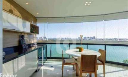 Apartamento à Venda 3 quartos com 131m2 na Avenida das Acácias da Península, Barra da Tijuca.