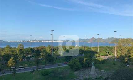 Flat com serviços, piscina, vaga, vista para o aterro do Flamengo Incrível!
