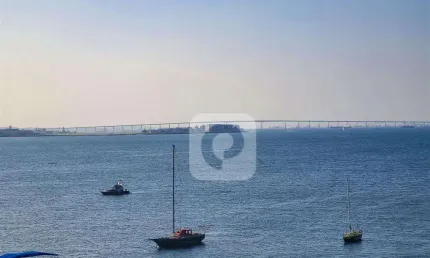 Cobertura linear, com 400 m² na urca e vista livre para o mar