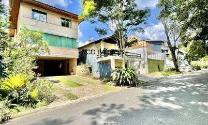 Aluguel de Casa em Condomínio de Luxo em Cotia-SP, Jardim das Flores: 4 Quartos, 2 Suítes, 1 Sala, 3 Banheiros, 4 Vagas, 350m².