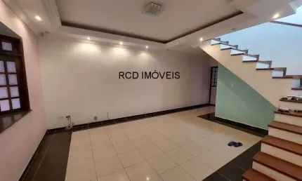 Casa / Sobrado à venda no Parque Ipê: 3 quartos (3 suítes), 5 banheiros, 2 vagas, quintal grande, churrasqueira, edícula, 176m²!