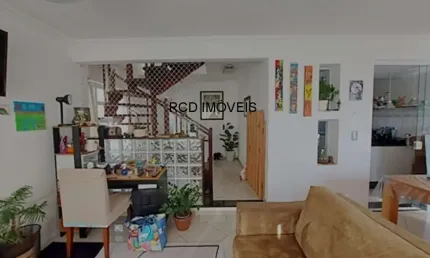 Casa à venda em Cotia-SP: 3 quartos, 1 suíte, 1 sala, 4 banheiros, 3 vagas de garagem, 210m² no Jardim Guerreiro!