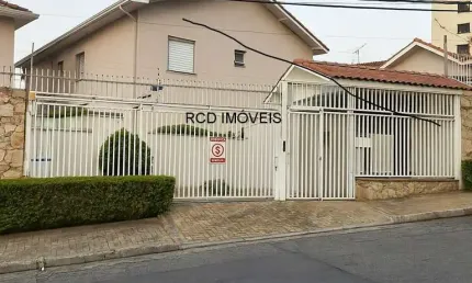 Casa em condomínio fechado, 3 dorm, 1 suite, 3 wc, dispensa, quintal com churrasqueira e 2 vagas cobertas.
