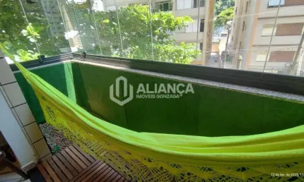 Apartamento de 2 dormitórios com sacada a 1 quadra da praia