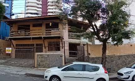 Casa 5/4 sendo 3 suítes para fins comerciais ou residencial