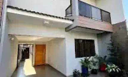 VENDE-SE UMA LINDA CASA ASSOBRADA  COM 3 QUARTOS SENDO UMA SUITE