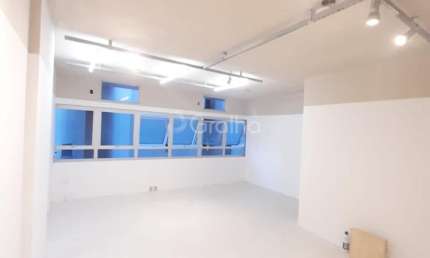 Sala comercial  no Ceisa Center no centro de Florianópolis com 32,75m2 privativos.