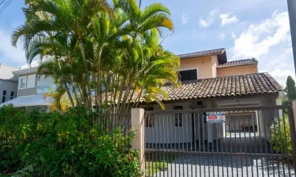 Casa a venda há 150 metros da praia balneário Atami