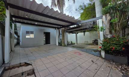 EXCELENTE CASA COMERCIAL NO BAIRRO SÃO FRANCISCO - 4 SALAS AMPLAS, 6 VAGAS DE GARAGEM - WHATSAPP 9298144-1596