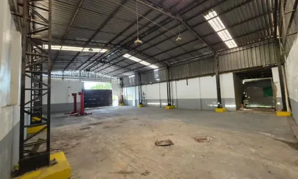 EXCELENTE GALPÃO COM PÉ DIREITO  ALTO, 450m2 - WHATSAPP 929 8144-1596