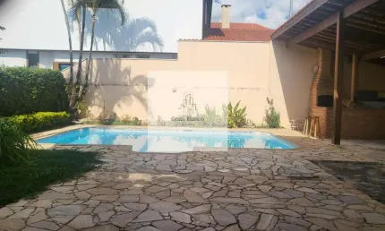 Casa comercial com 7 salas, em frente a pista de caminhada no parque campolim!